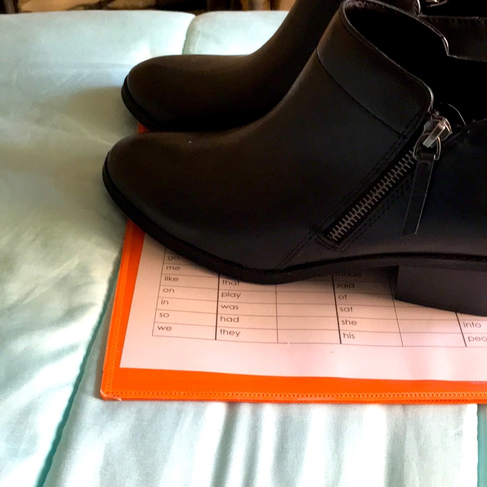 Black leather low-cut flats size 8
